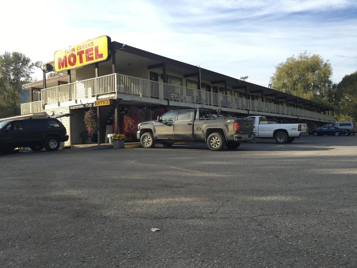Twin Creeks Motel Lumby Dış mekan fotoğraf